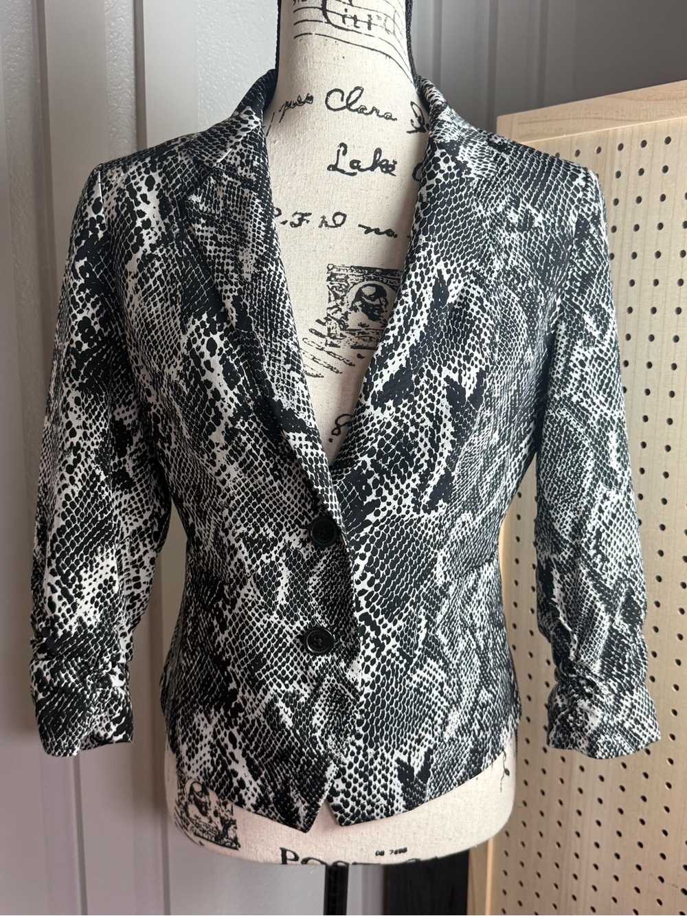 Express Snakeskin Print Blazer | Black & White | Ruched Sleeve | Size 4 - Picture 2 of 9